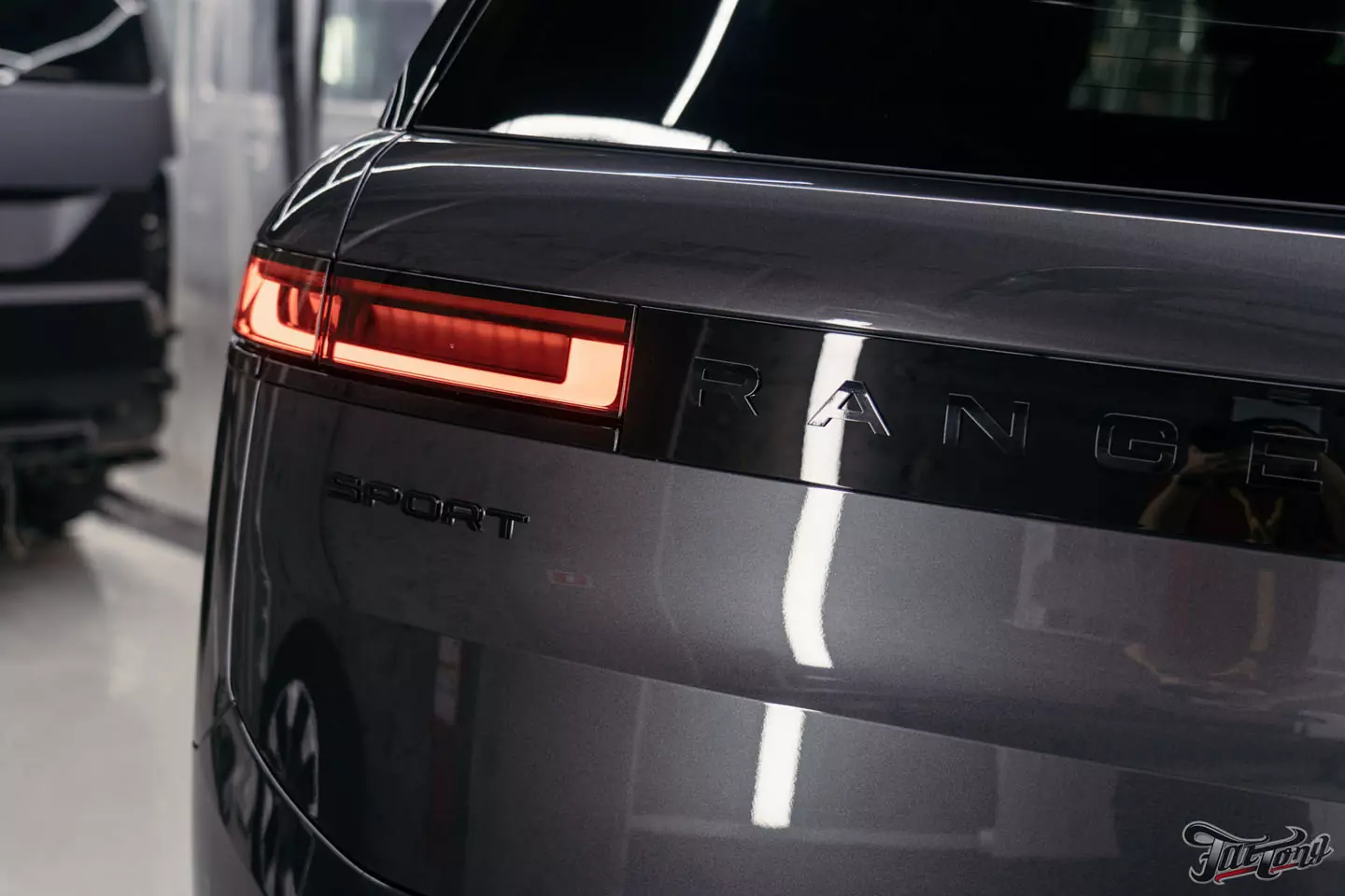 Оклеили Range Rover Sport в глянцевый полиуретан. Чистка салона и покрытие керамикой